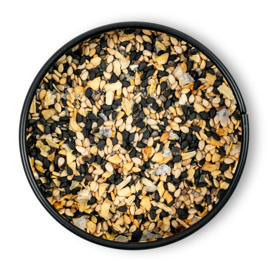 Runde Schale mit grobem Annes Bagel Spice: Sesam, Mohn, getrockneter Knoblauch und Salz von oben.