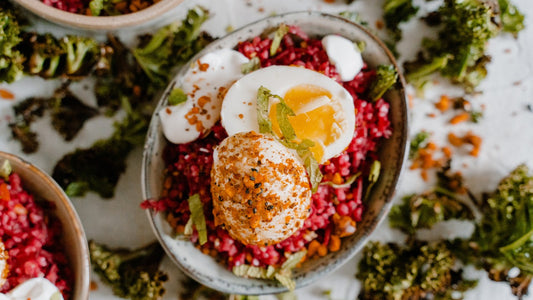 Dukkah Eggs mit Rote-Bete-Bulgur und Grünkohlchips