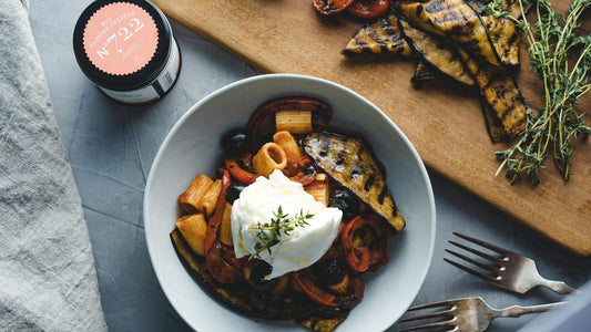 Pasta mit Röstgemüse-Tomatensauce und Büffelmozzarella