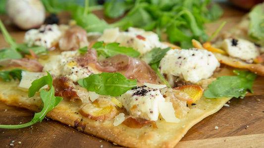 Fruchtiger Flammkuchen mit Pfirsich und Prosciutto