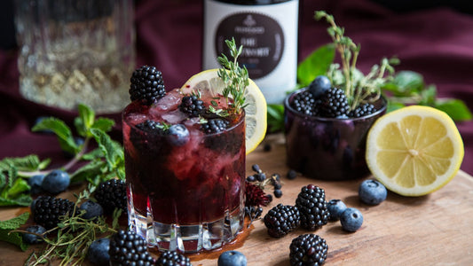 Gin mit Blaubeeren, Brombeeren & Thymian