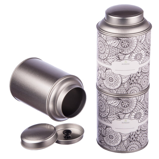 Drei Teedosen mit schwarzem und weißem Blumenmuster, eine davon ist offen.