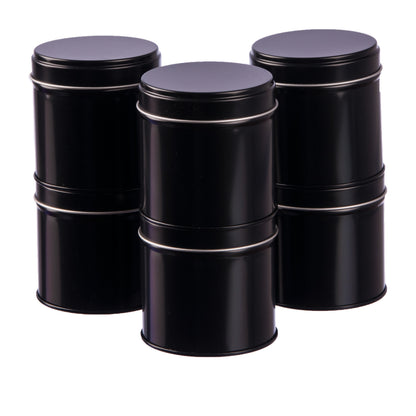 Zwölf schwarze Gewürzdosen mit Aromadeckel und Streueinsatz stehen auf weißem Hintergrund.
