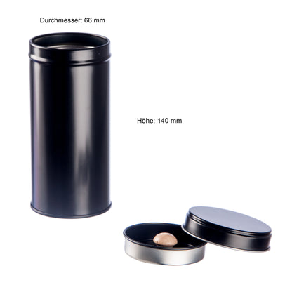Zwölf schwarze Teedosen mit Aromadeckel und zwölf Etiketten, offen und geschlossen gezeigt.