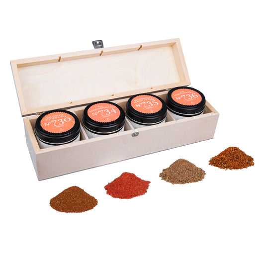 Offene Holzbox mit Grillgewürzen Geschenkbox N°2 Gewürzgläsern und gemahlenen Gewürzen davor.