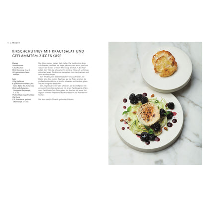 Aromen - Das Kochbuch mit Abbildungen von Salat, Kirschen, Ziegenkäse und geröstetem Brot.