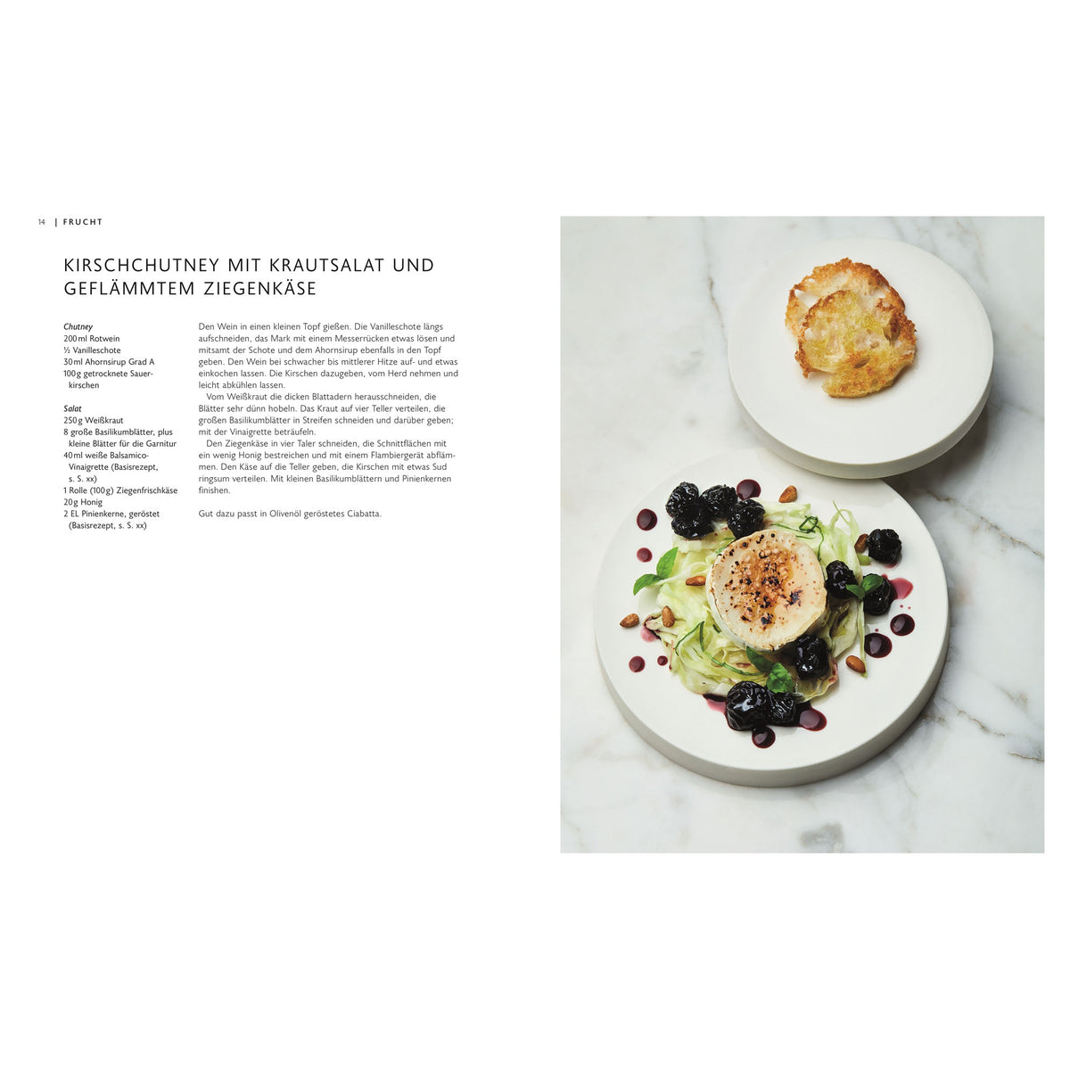 Teller mit Ziegenkäse, Krautsalat, Kirsch-Chutney und gewürztem Brot.
