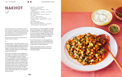 Kichererbsencurry mit Kräutern, dazu Joghurt und Limette auf einem Teller.