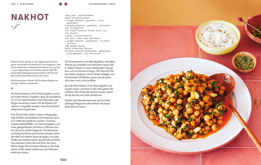 Kichererbsencurry mit Kräutern, dazu Joghurt und Limette auf einem Teller.