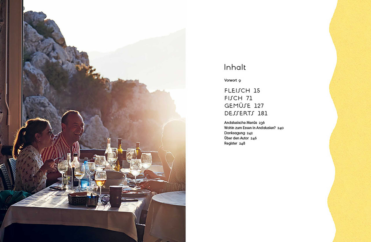 Vier Personen essen draußen bei Sonnenuntergang und teilen Gerichte mit Geschenkset Andalusien.