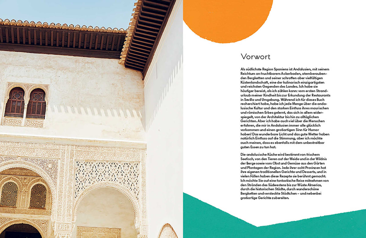 Links: Verzierte Gebäudefassade unter blauem Himmel; rechts: Andalusien - Das Kochbuch mit Farbakzenten.