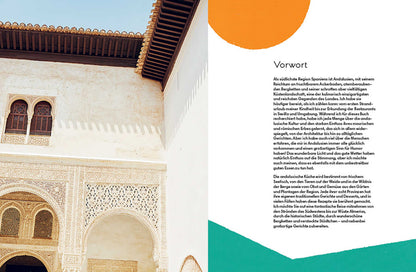 Links: Verzierte Gebäudefassade vor blauem Himmel; rechts: Geschenkset Andalusien Text mit bunten Formen.