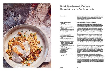Teller mit Hähnchenscheiben, Orange und Aprikosenreis, daneben Geschenkset Andalusien und Text.