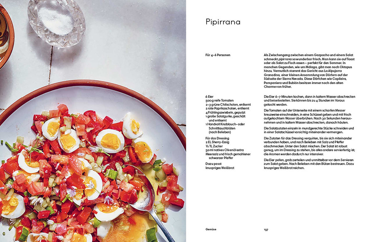 Teller mit gehackten Tomaten, Eiern und Gemüse, daneben ein Rezept für Pipirrana aus Geschenkset Andalusien.
