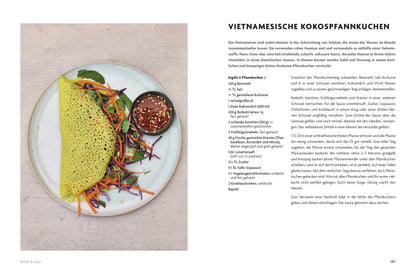 Gelber Banh Xeo-Pfannkuchen mit Gemüse und Dip auf einem Teller, daneben etwas grüner Salat.