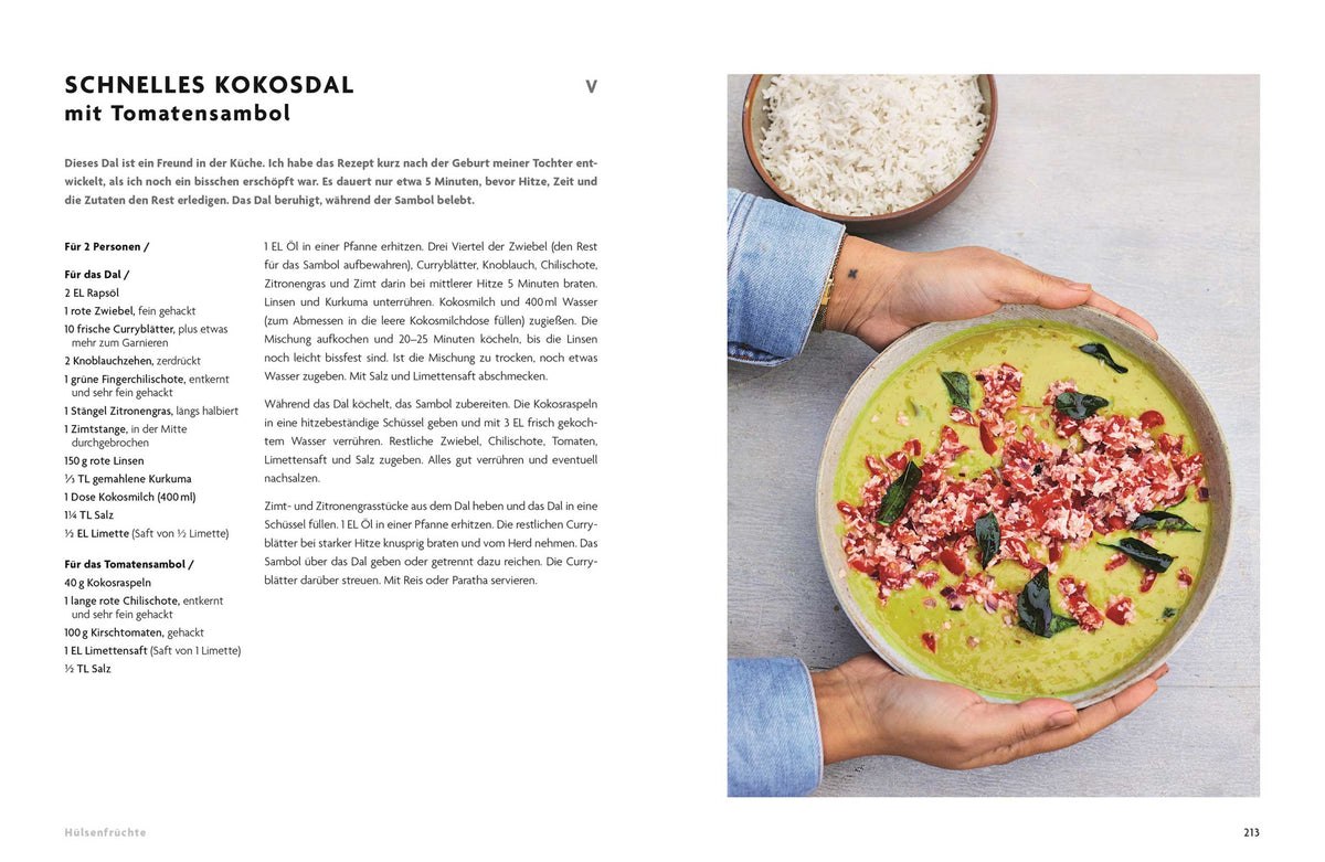 Eine Person hält eine Schale grünes Kokoscurry, daneben Reis und Tomaten-Sambal.