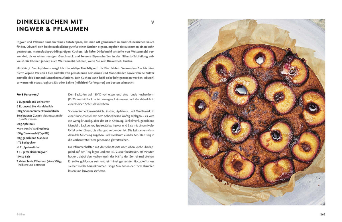 Runder Pflaumenkuchen mit sichtbarem Ingwer und grobem Bio Szechuanpfeffer.