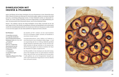 Runder Pflaumenkuchen mit sichtbarem Ingwer und grobem Bio Szechuanpfeffer.