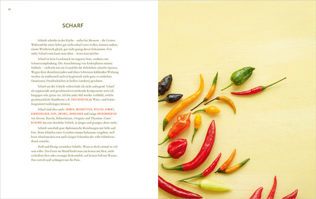 Bunte Chilischoten auf gelbem Hintergrund, Geschenkset Immer schon vegan und Text zur Schärfe.