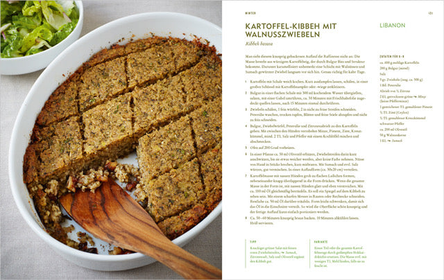 Kartoffel-Kibbeh-Würfel in weißer Schale, daneben ein Teil vom Geschenkset Immer schon vegan sichtbar.