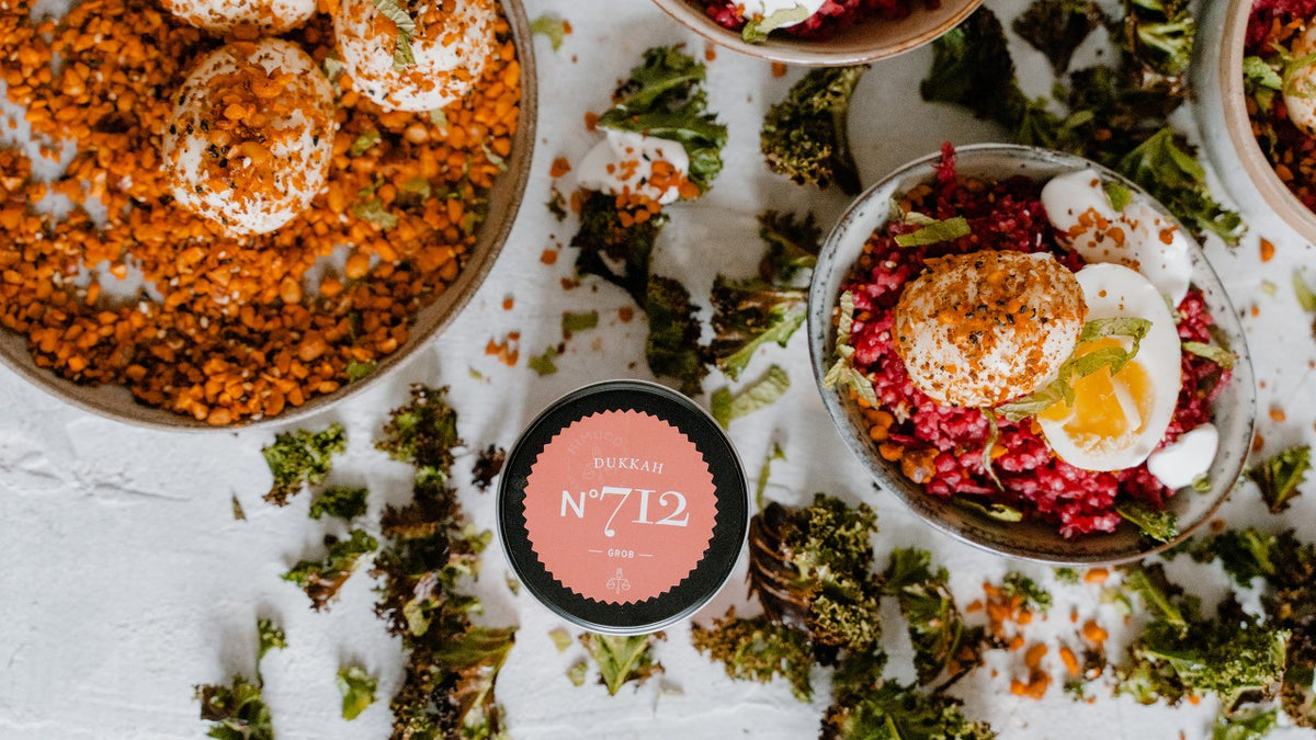 Schüssel mit Rote-Bete-Salat und Eiern, Dukkah Nr. 712 im Glas, garniert mit frischen grünen Blättern.