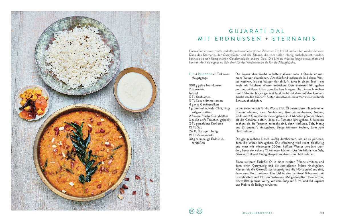 Gujarati Dal, Reis, Pickles, Lassi und Erdnüsse sind zusammen als Set angeordnet.