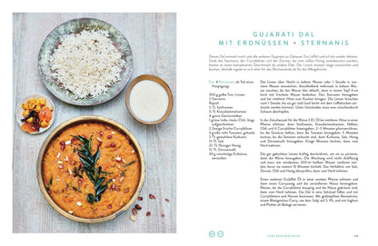 Gujarati Dal, Reis, Pickles, Lassi und Erdnüsse sind zusammen als Set angeordnet.