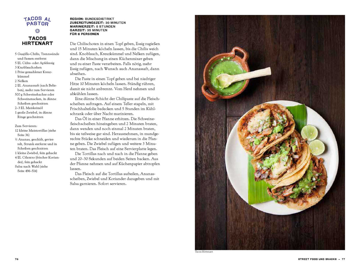 Drei Tacos mit Fleisch und Kräutern, serviert mit Limettenstücken.