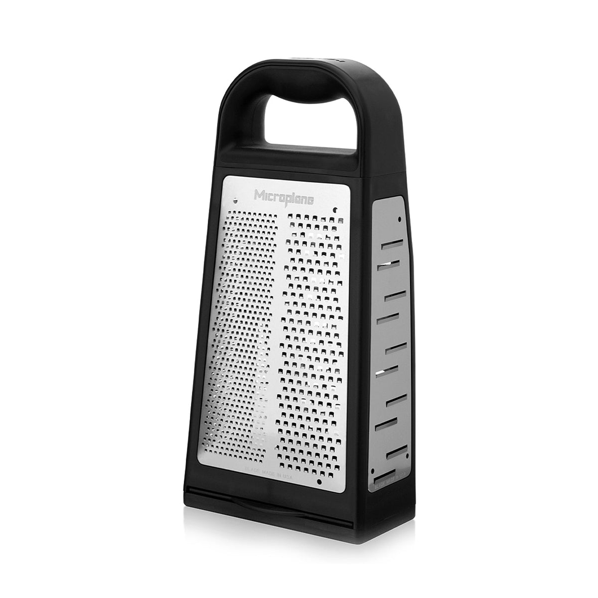 Eine Microplane Turmreibe „Elite Box“ mit schwarzem Griff steht aufrecht vor einem weißen Hintergrund.