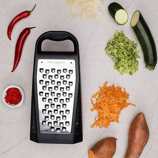 Microplane-Turmreibe „Elite“ mit geriebenen Möhren, Zucchini, Süßkartoffeln, Chili und Käse.