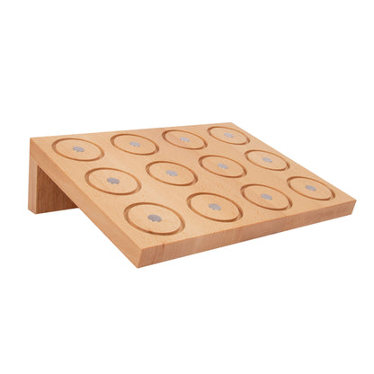 Magnetisches Gewürzregal mit 12 sichtbaren Gewürzen, jedes Fach hat einen silbernen Punkt.