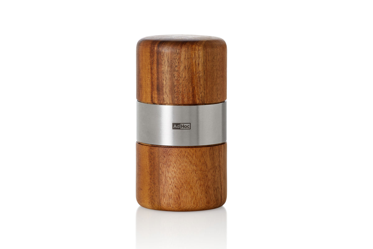 Zylindrische Muskatmühle aus Akazienholz und Metall mit gebürstetem Band.