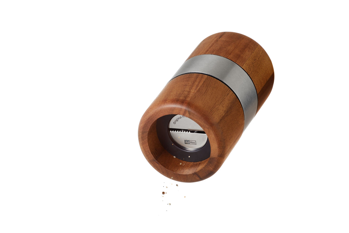 Muskatmühle Muskato liegt seitlich, gemahlener Pfeffer ist sichtbar ausgelaufen.