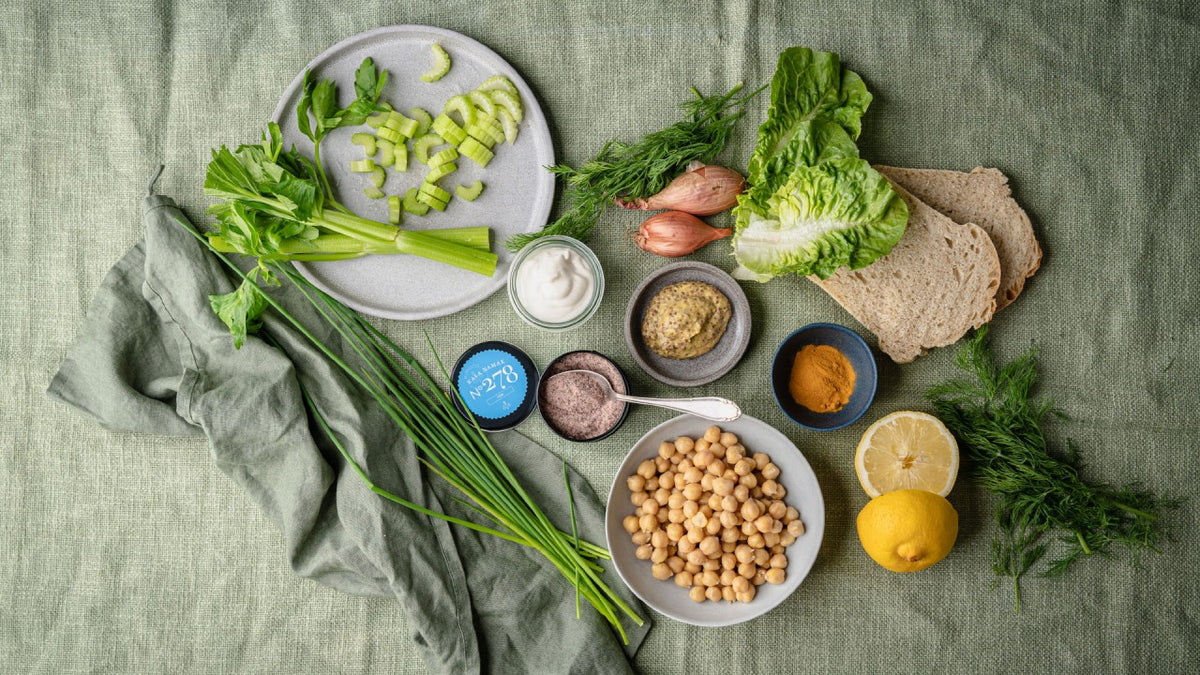 Kichererbsensalat mit Sellerie, Kräutern, Zitrone, Brot und frischen Gewürzen.