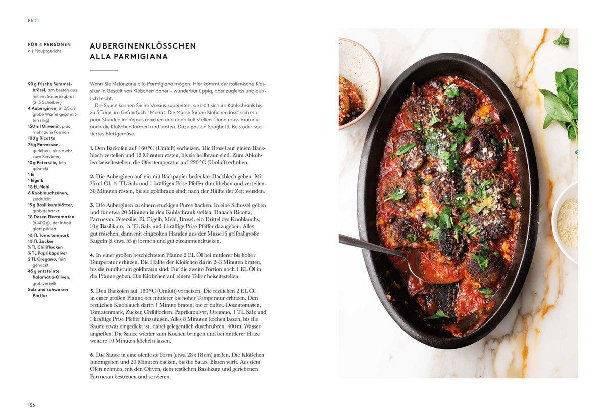 Auberginenbällchen in Tomatensauce mit Geschenkset Ottolenghi Flavour neben einer Schüssel.