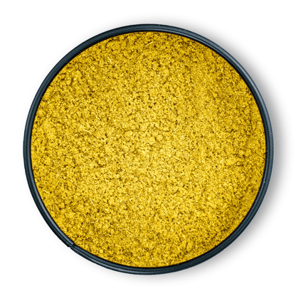 Runde schwarze Dose mit leuchtend gelbem Bio Ayurveda Magic Dal, Draufsicht auf weißem Hintergrund.