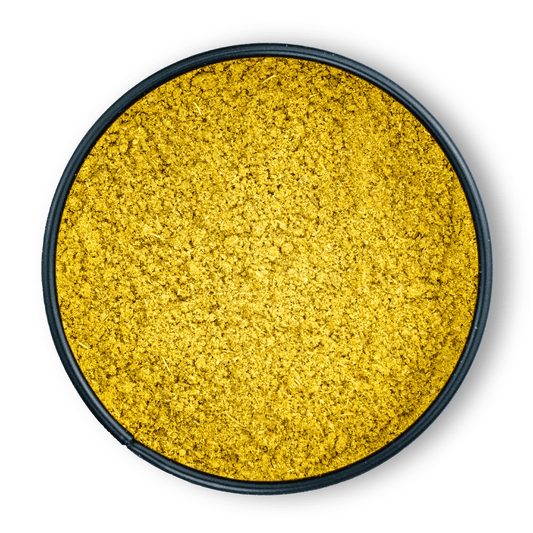 Runde schwarze Dose mit leuchtend gelbem Bio Ayurveda Magic Dal, Draufsicht auf weißem Hintergrund.