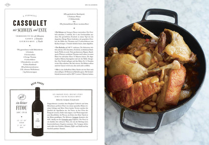 Cassoulet mit Schwein, Ente, Bohnen und Wurst in schwarzem Topf; links ein Rezepttext.