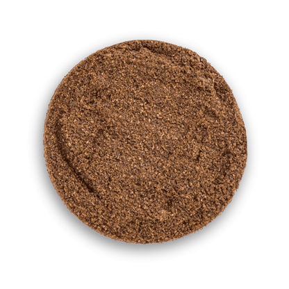 Runder Haufen Bio Bourbon Vanillepulver von oben auf weißem Hintergrund.