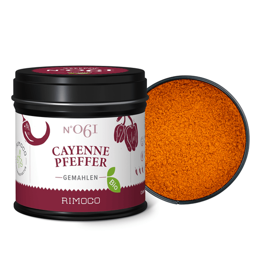 Geöffnete Dose Bio-Cayennepfeffer, darin leuchtend orange-rote, gemahlene Gewürze sichtbar.