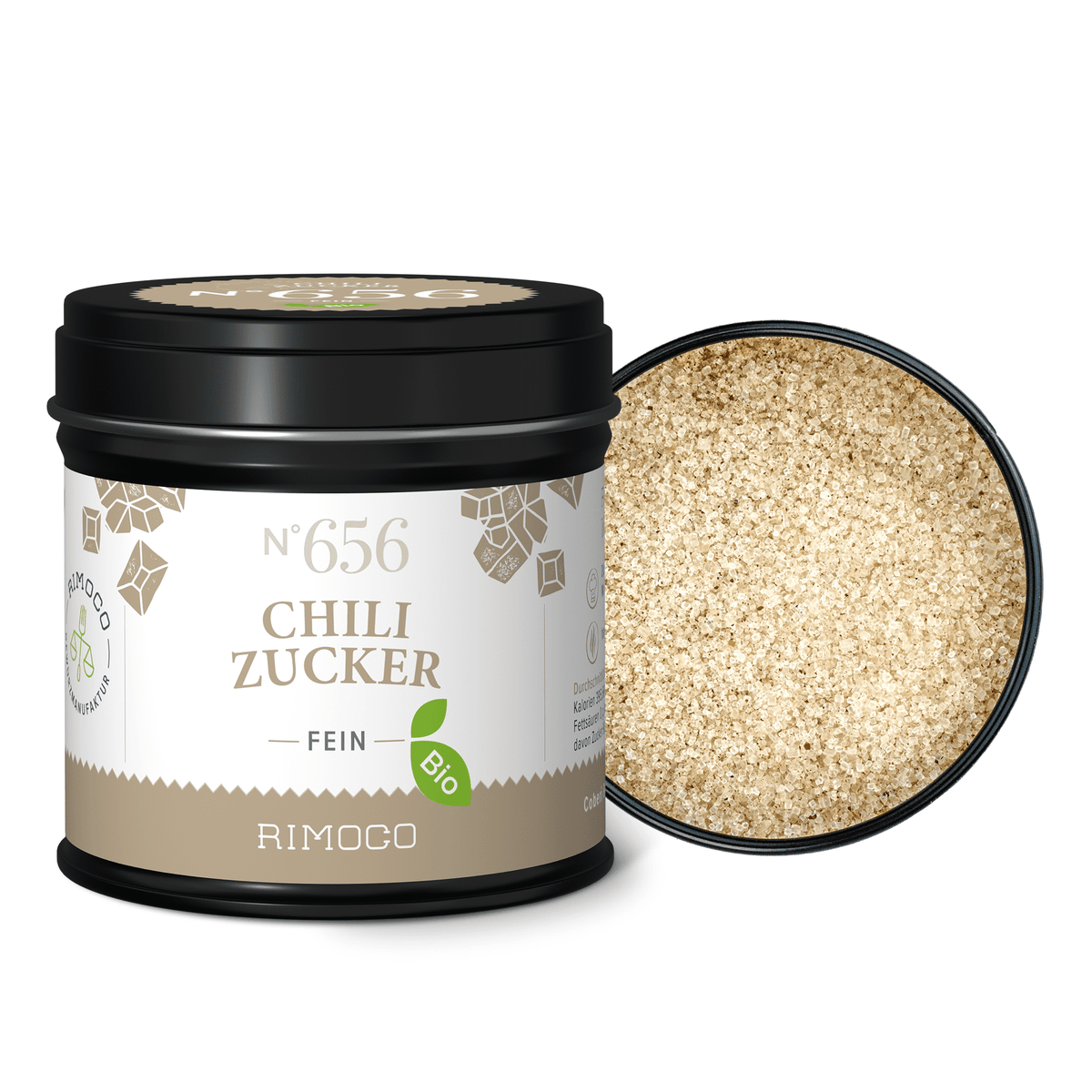 Feiner, hellbrauner Zucker ist in einer Dose mit Aufschrift Bio Chili Zucker zu sehen, Deckel abgenommen.