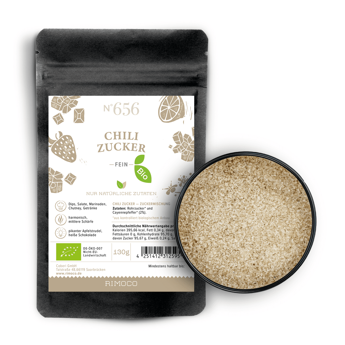 Eine Schale und eine Packung Bio Chili Zucker mit beigem, grobkörnigem Zucker.