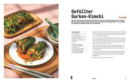 Zwei Teller mit Gurken-Kimchi, dazu Essstäbchen, Rezepttext von Cook Korea – Kultrezepte.