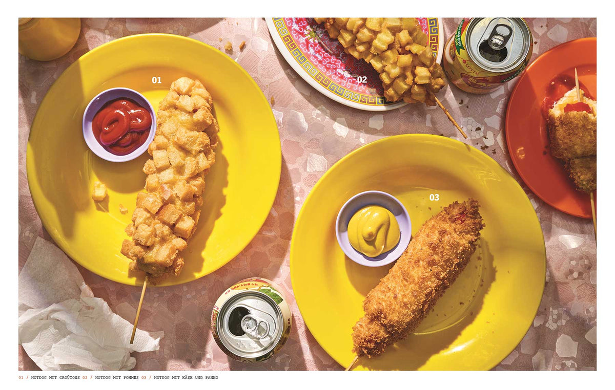 Drei Corndogs mit Saucen und Pommes frites auf einem Teller.