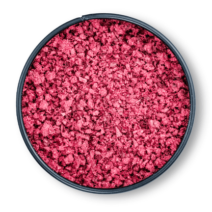 Bio Cranberry Pulver in runder schwarzer Dose, daneben leuchtend rosafarbenes Pulver auf weißem Hintergrund.