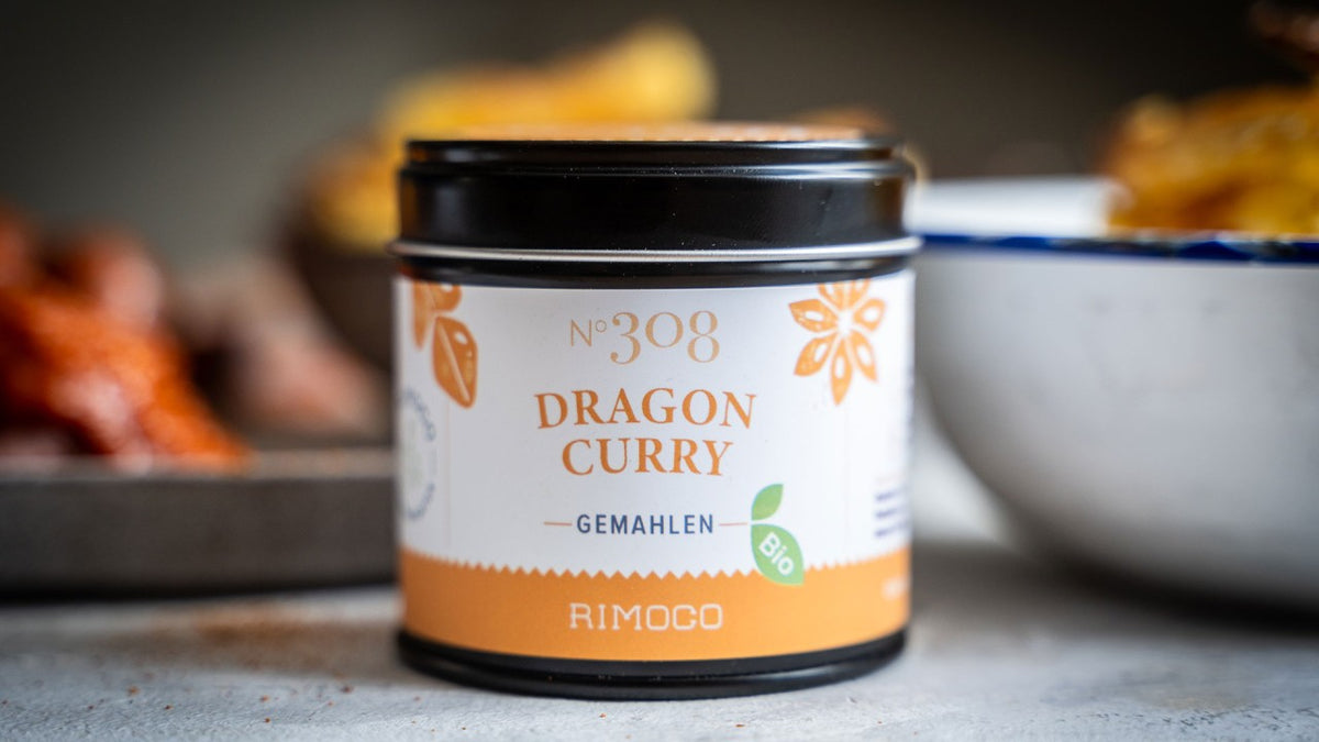 „Dragon Curry Nr. 308 Bio“ von Rimoco steht auf einer Küchenarbeitsplatte.