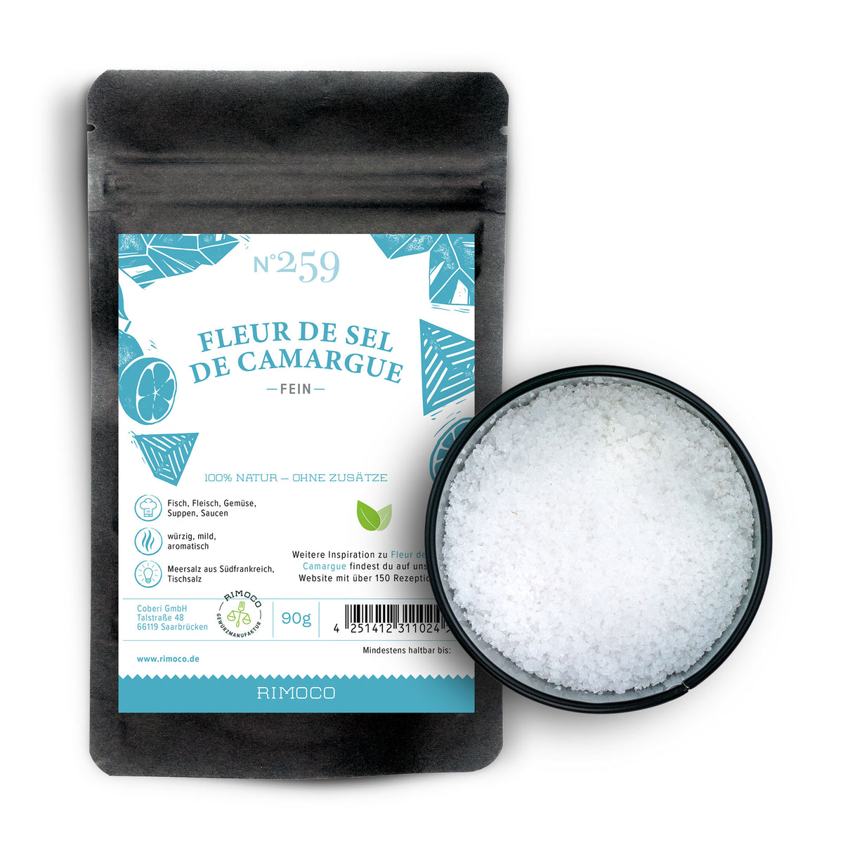 Schwarzer Beutel mit blauem Etikett und einer kleinen Schale grobes Fleur de Sel de Camargue.