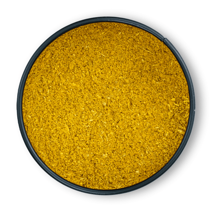 Runde schwarze Schale mit gelbem, gemahlenem Curry-Pulver aus der Vogelperspektive auf Weiß.
