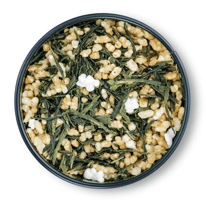 Eine Schale mit Bio Grüntee Genmaicha, grünem Tee und geröstetem Reis auf weißem Hintergrund.