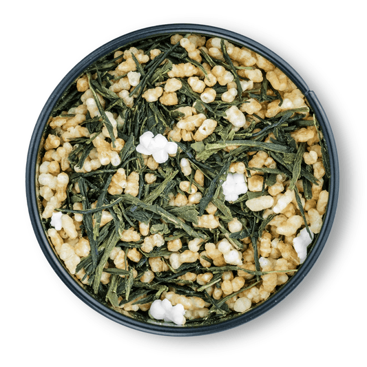 Eine Schale mit Bio Grüntee Genmaicha, grünem Tee und geröstetem Reis auf weißem Hintergrund.